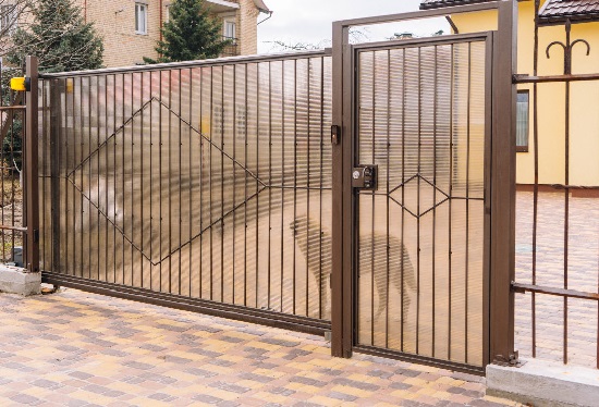Купить ворота из профлиста с элементами ковки, с металлическими столбами в рамке или под дерево в Бирске от 155640 руб